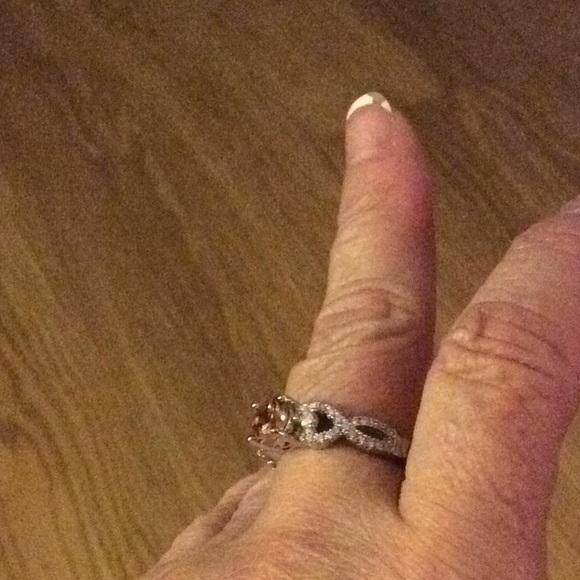 Gorgeous Ring Size 7 New - Picture 3 of 3